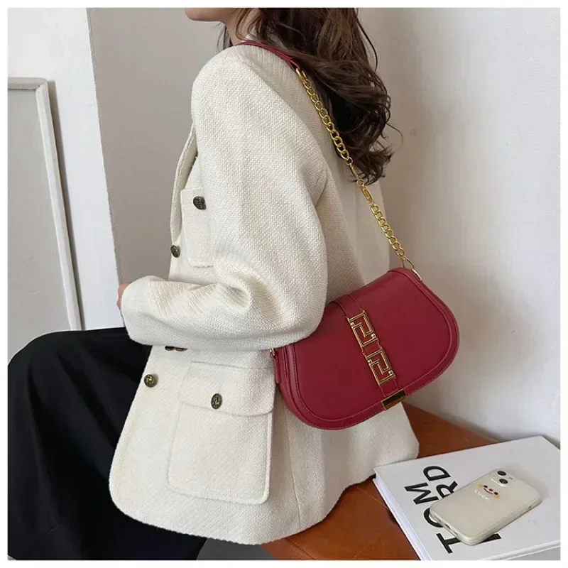 Romantic Heart-Shaped Crossbody Bag - Cute Women's Shoulder Handbag With Kiss Lock Closure & Chain Strap