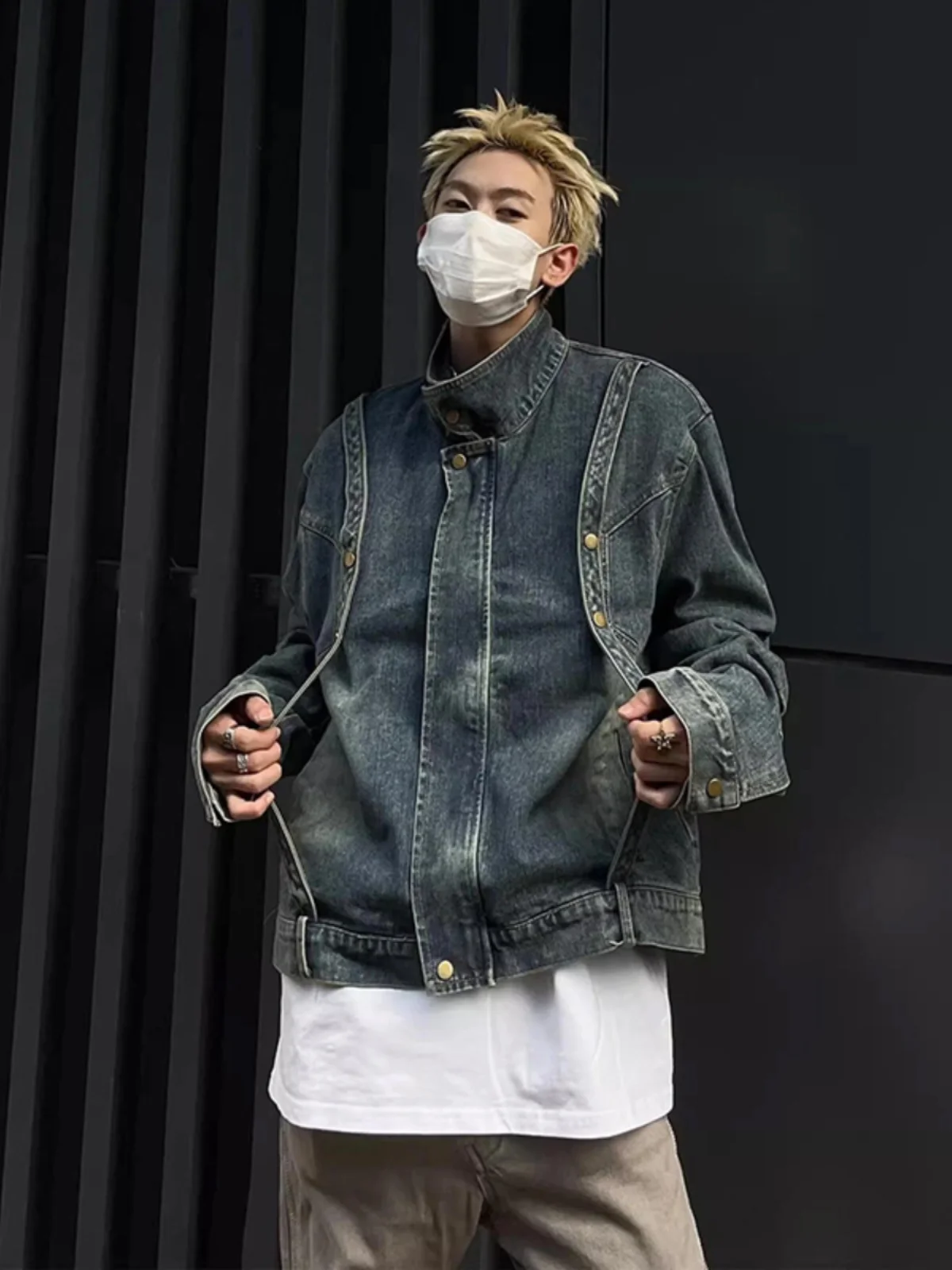 

Мужская джинсовая куртка синего цвета с эффектом потертости, свободного кроя, в стиле рабочей одежды, весна-осень, американский уличный стиль, деконструированный дизайн, крутая и стильная.