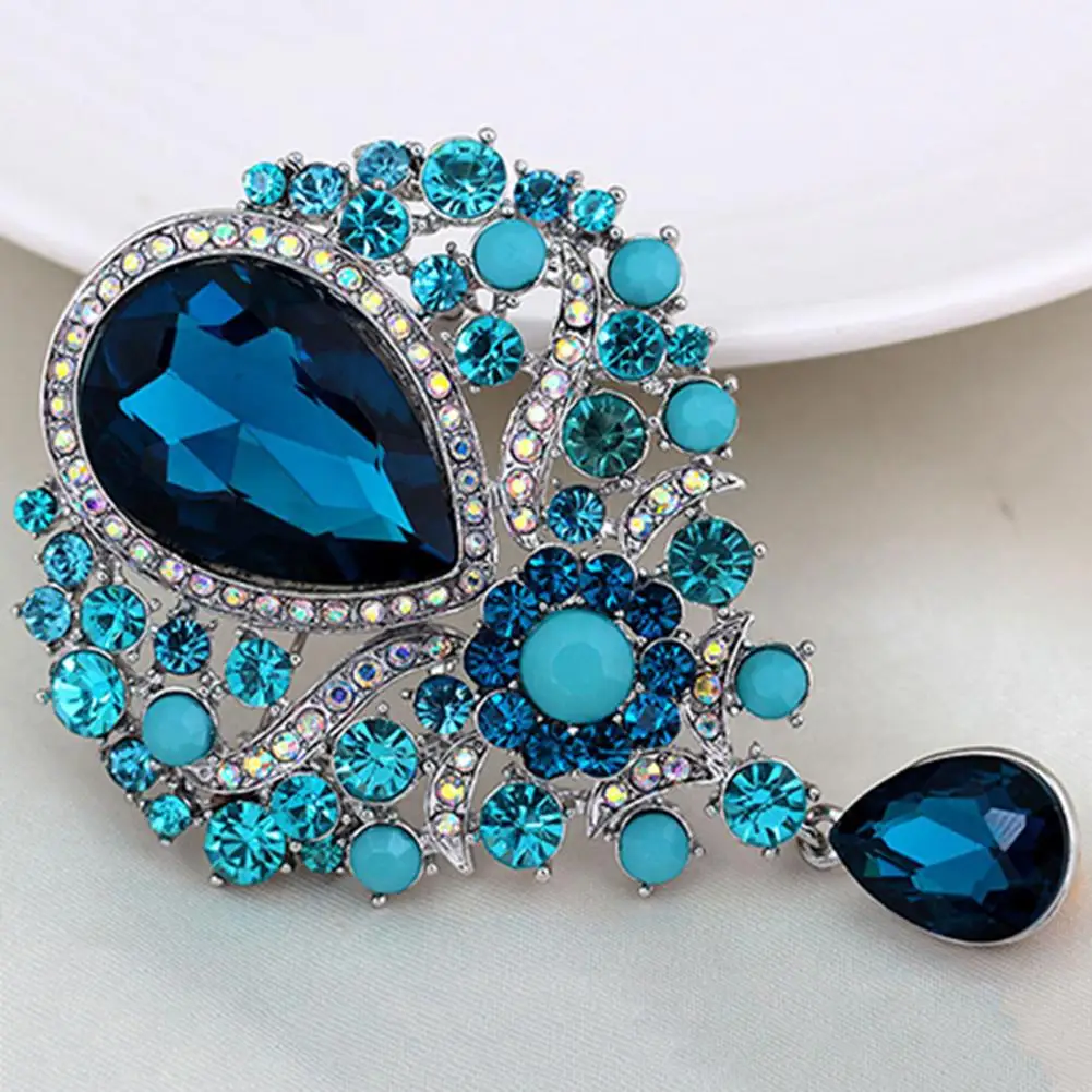 Elegant Luxury Brooch Women Rhinestone Pendant Flower Pattern Brooch Wedding Alloy Glass Inlaid Brooch Retro