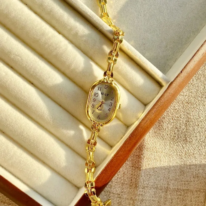 Nuovo orologio da donna con quadrante piccolo al quarzo di lusso retrò da donna con cinturino in acciaio inossidabile color oro elegante di alta qualità