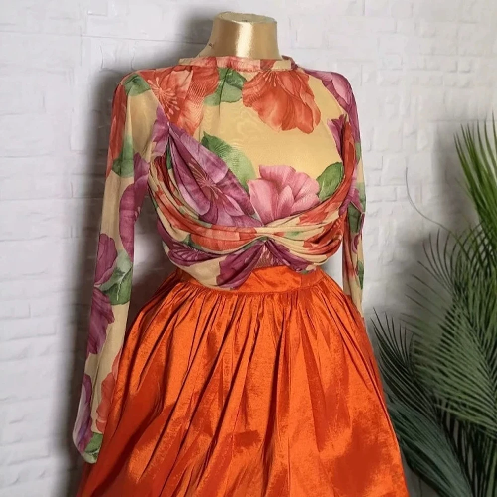 JENYAGE Damen Sexy Blumen-Netzstoff-Oberteil mit Stehkragen und langen Ärmeln + Korallenfarbener, voluminöser Minirock, zweiteiliges Abend-Party-Set – Detail 5