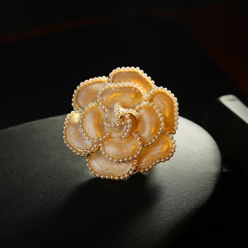 

Europe and the United States retro camellia brooch exquisite fashion