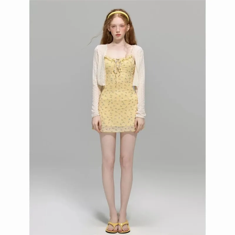 

Желтый купальник с цветочным принтом из двух частей: женское платье-купальник с рюшами и тонкими бретелями, а также белый солнцезащитный кардиган