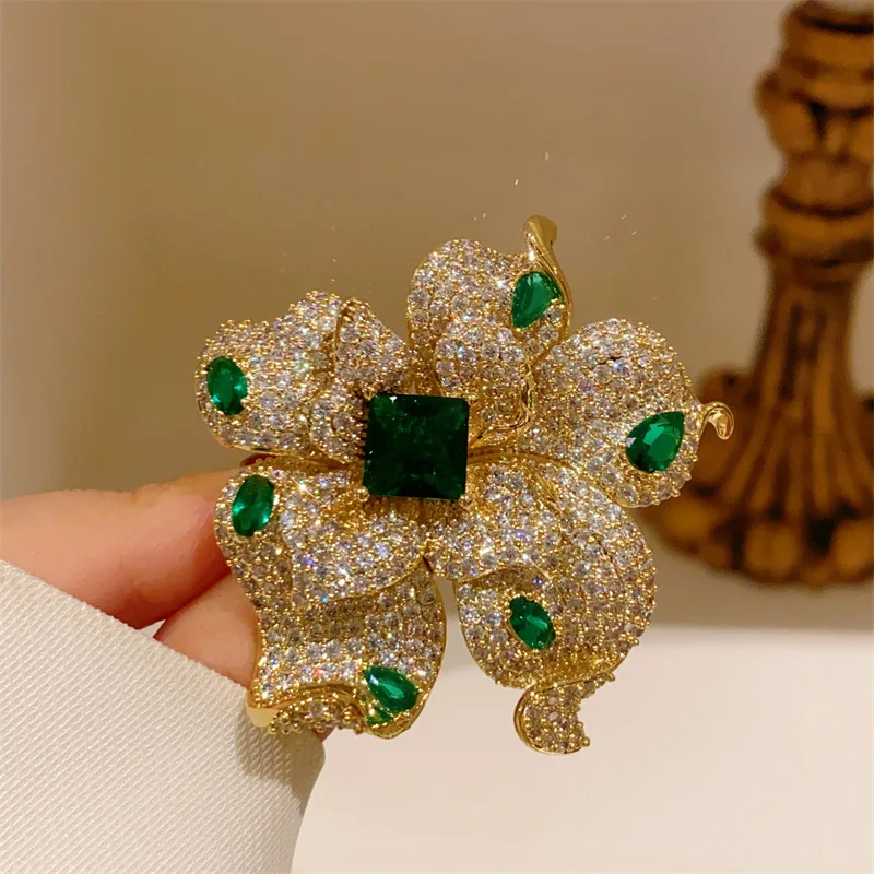 Vintage Emerald Micro Inlaid Zirconium Flower Broochpins Elegant Flower Female Temperament Zircon Suit Pin Accessories for Women