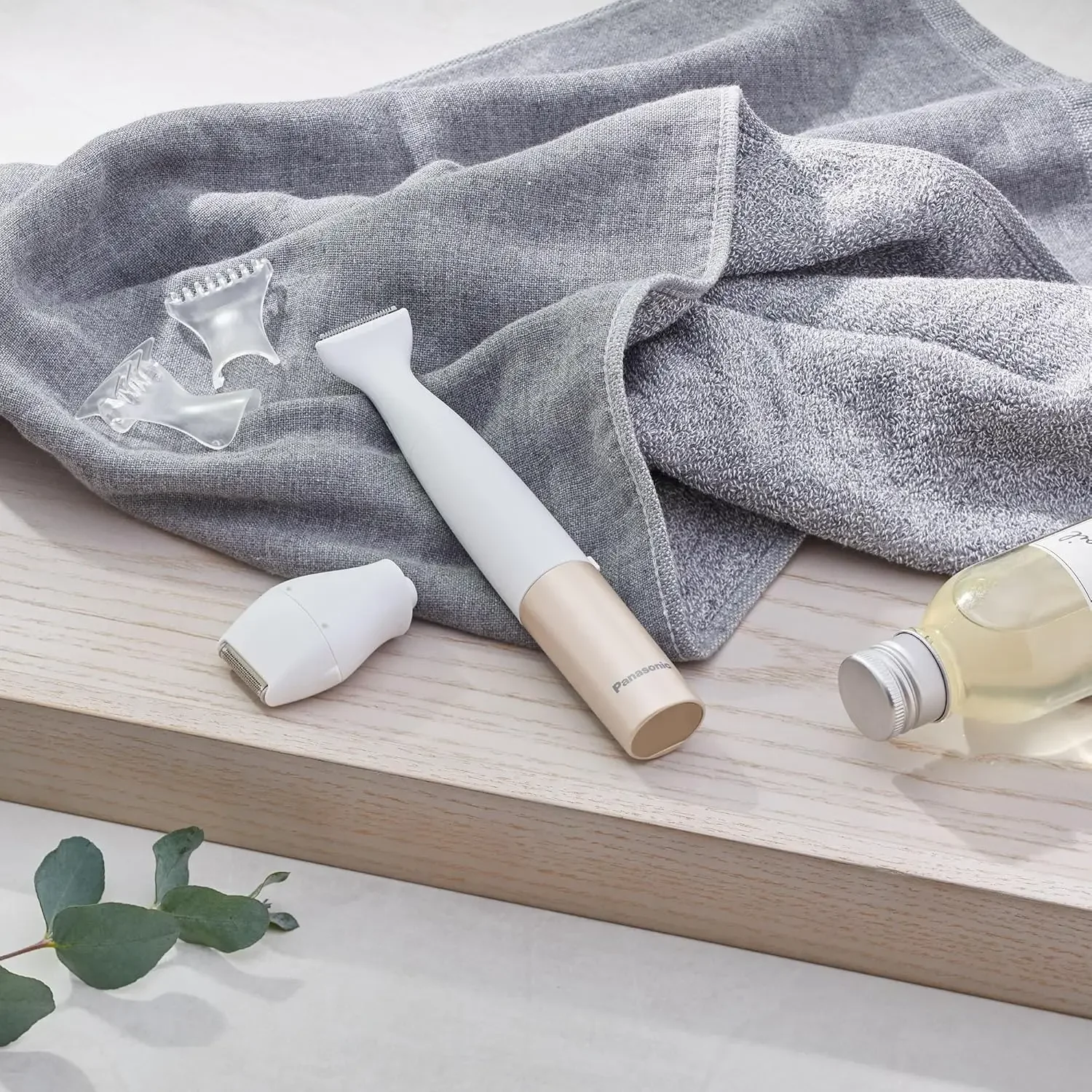 ماكينة حلاقة وتشذيب بيكيني رطبة/جافة من باناسونيك للنساء مع 3 ملحقات للعناية اللطيفة في المناطق الحساسة التي تعمل بالبطارية