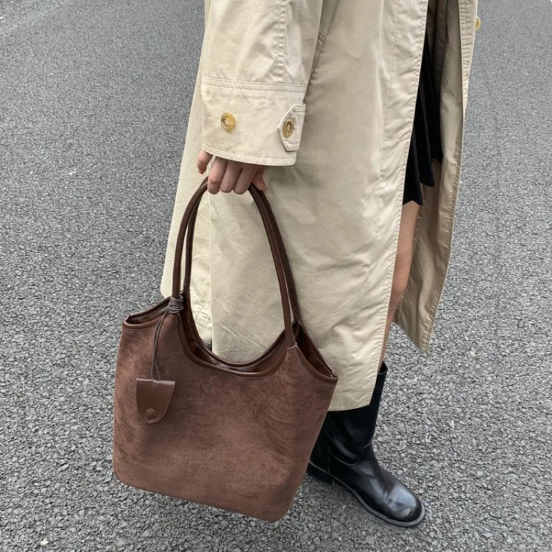

Vintage Inspired Safari Bag For Ladies With Functional Pockets And Durable Tan Leather Build