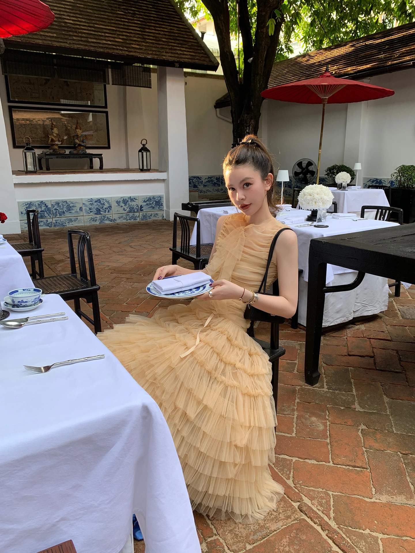 

Комплект Le Rouge: Жилет с многослойными оборками и кружевной отделкой и юбка-полусолнце. Женский модный весенний наряд для повседневных встреч.