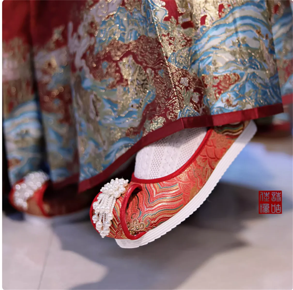 

Weaving satin Hanfu shoes with ancient style flat heel fabric shoes, increasing the height inside by 4cm