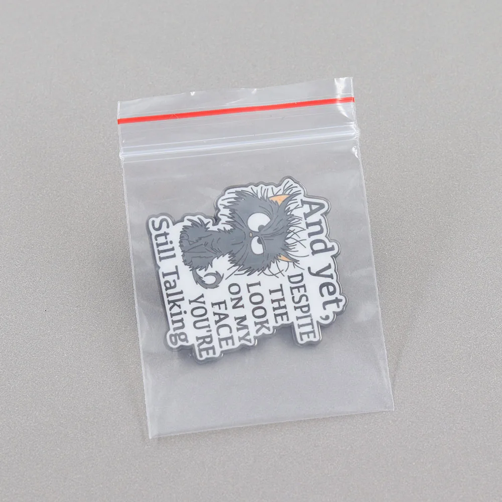 Lustige mürrische Katzen-Emaille-Pin „Trotz meines Gesichtsausdrucks redest du immer noch“ Brosche Niedliche Katzen-Tier-Anstecknadel Geschenk für Rucksack – Detail 9