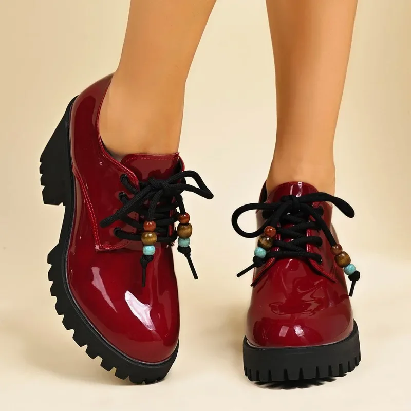 

2025 патентовые кожаные туфли на блочном каблуке, новые осенние лоферы на нескользящем каблуке с круглым носком, глубоким вырезом и шнуровкой на платформе