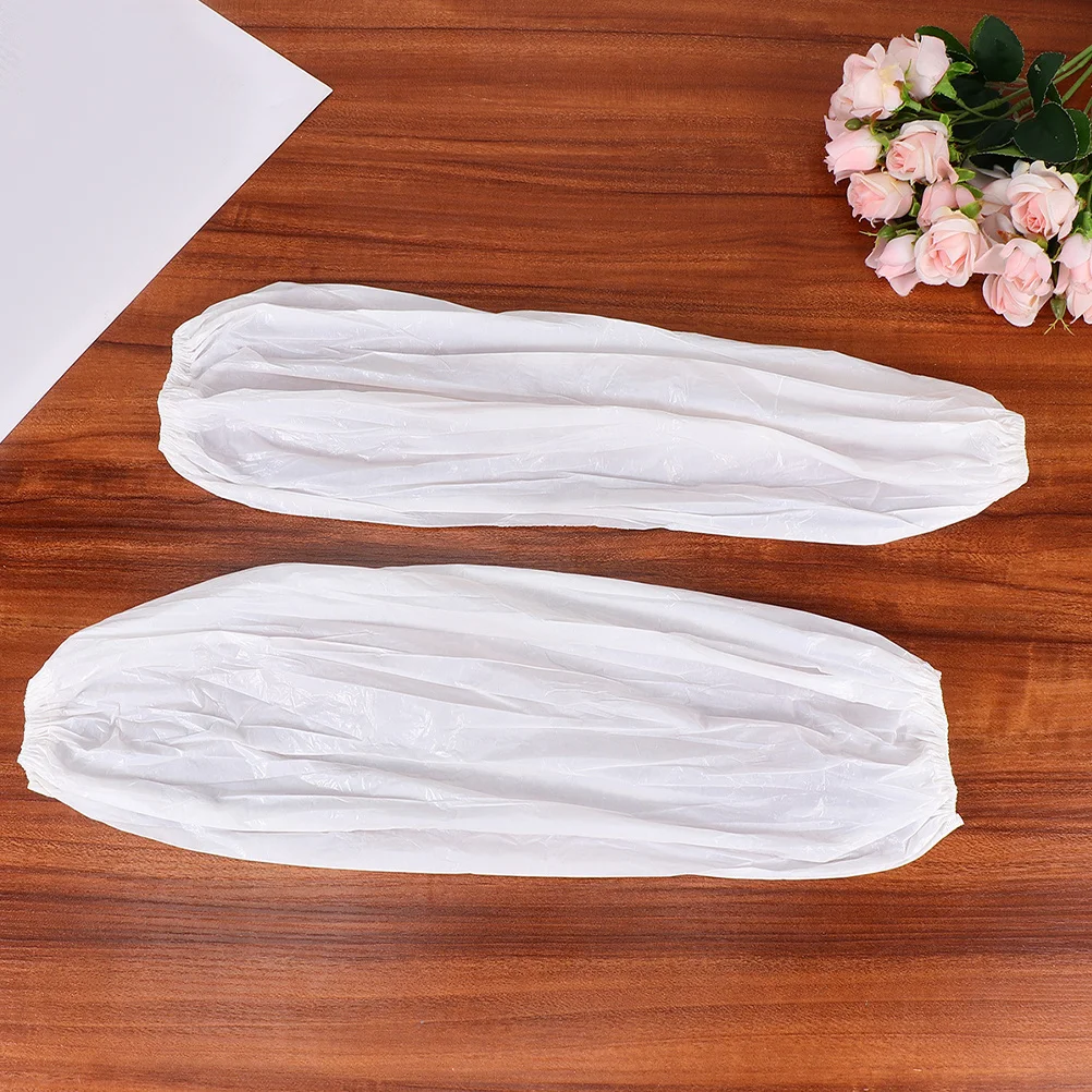 100 قطعة من أغطية أكمام أذرع تبريد بلاستيكية للاستعمال مرة واحدة مقاومة للماء متينة للرجال والنساء في المطابخ والمختبرات والصالونات والأكمام البلاستيكية