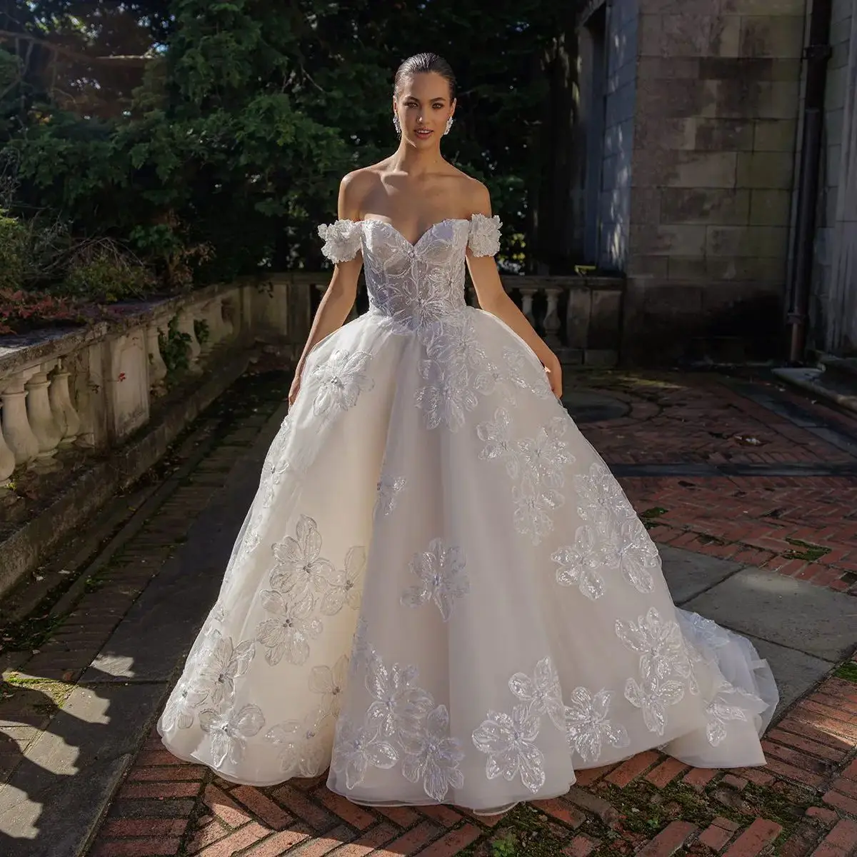 

Romantic A Line Wedding Dresses Off Shoulder Floral Lace Beach Bridal Gowns Glamorous Beads Backless Sweep Train Robes de Mariee