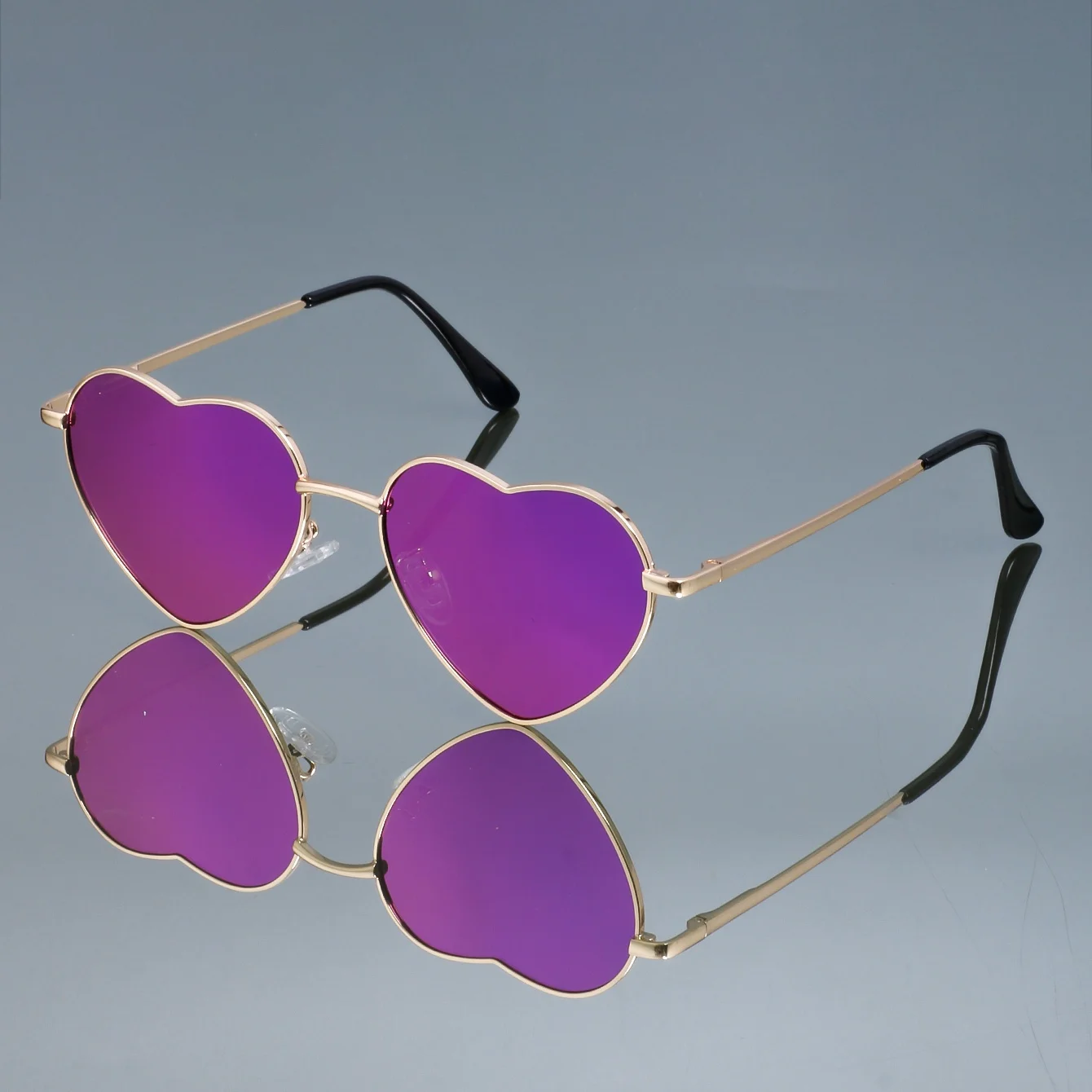 Nuevas gafas de moda, gafas de diseño único y moderno, aptas para mujeres y hombres, ideales para tomar fotografías y complementar el look diario.
