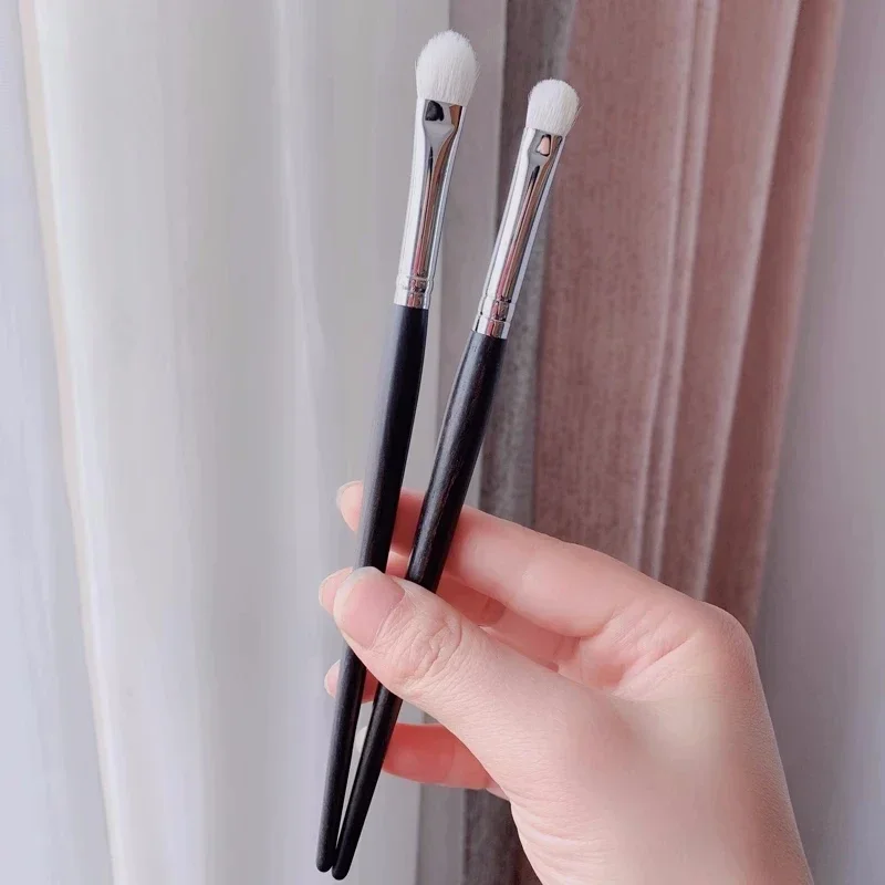Luksusowy pędzel do blendowania cieni do powiek z naturalnego, delikatnego włosia koziego, rękojeść z hebanu, pędzle do makijażu oczu, narzędzia kosmetyczne.