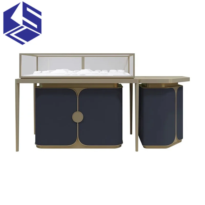 Vetrina personalizzata per negozi con catena in oro e gioielli