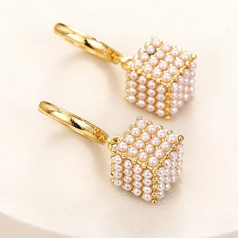 Huitan Geometrische Damen-Ohrringe in Goldfarbe mit Imitationsperlen, luxuriöses Hochzeits- und Verlobungs-Accessoire, eleganter Schmuck, Geschenk.
