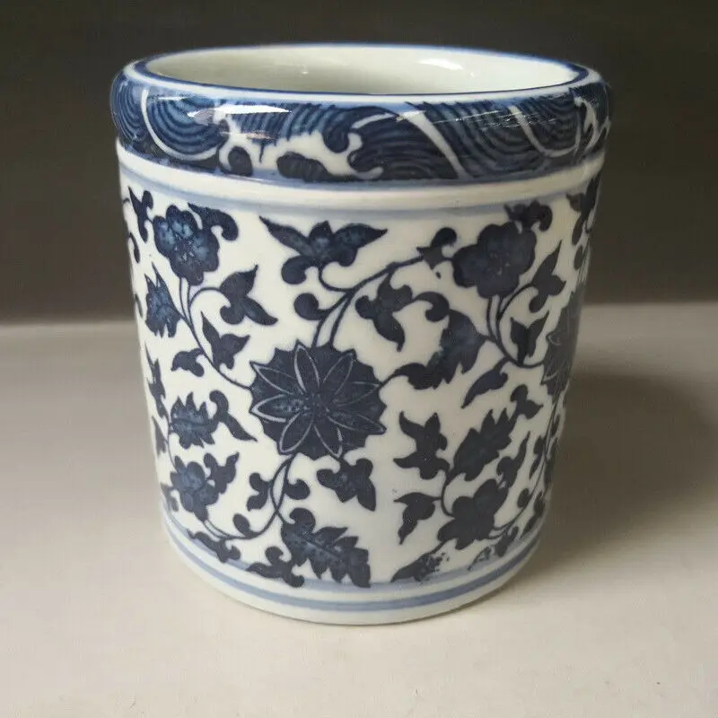 

Chinese Antique Porcelain Blue and White Porcelain Brush Pot Pen Holder Fine Carved