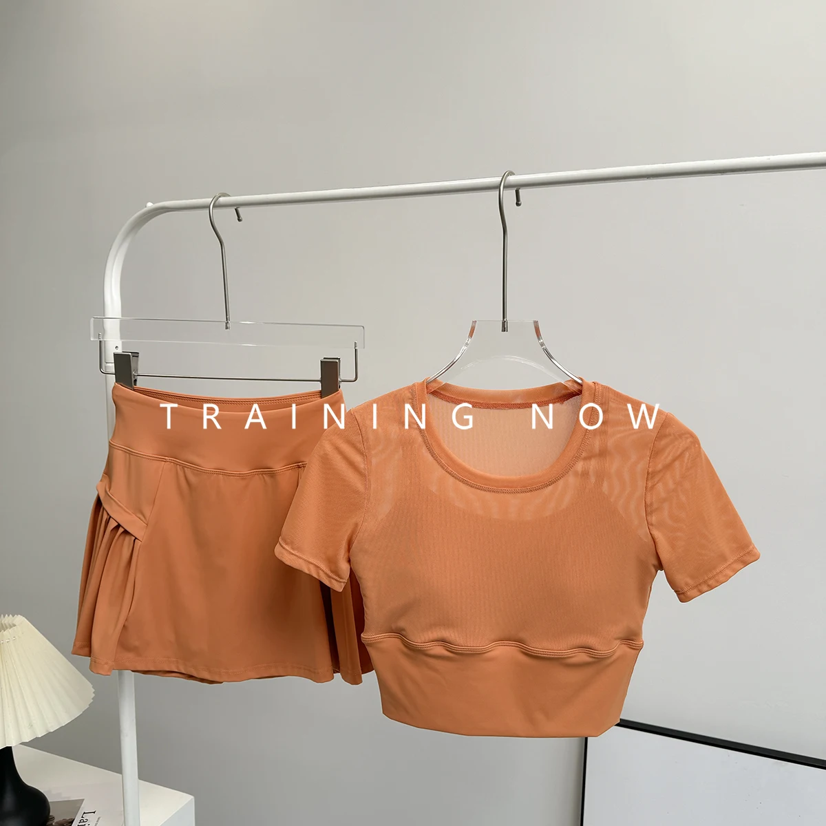 

Спортивный костюм для бега для женщин, летний дышащий быстросохнущий костюм с короткими рукавами для тенниса, бадминтона, короткая юбка, спортивный костюм для йоги