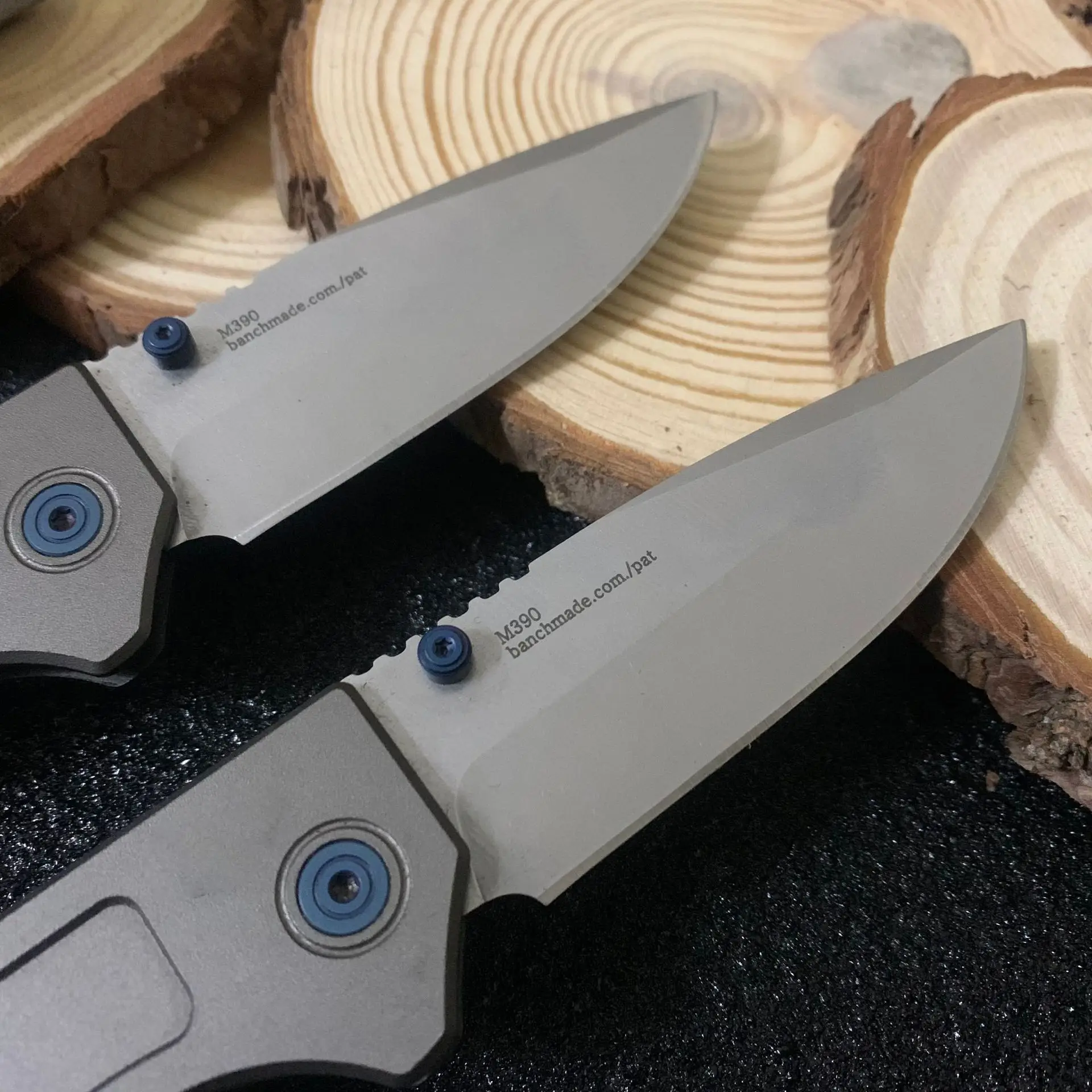 التكتيكية BM 748 الضيق سكين للفرد 3.43 "M390 الساتان الأزرق لهجات في الهواء الطلق EDC أداة قطرة نقطة شفرة رمادي مقابض التيتانيوم