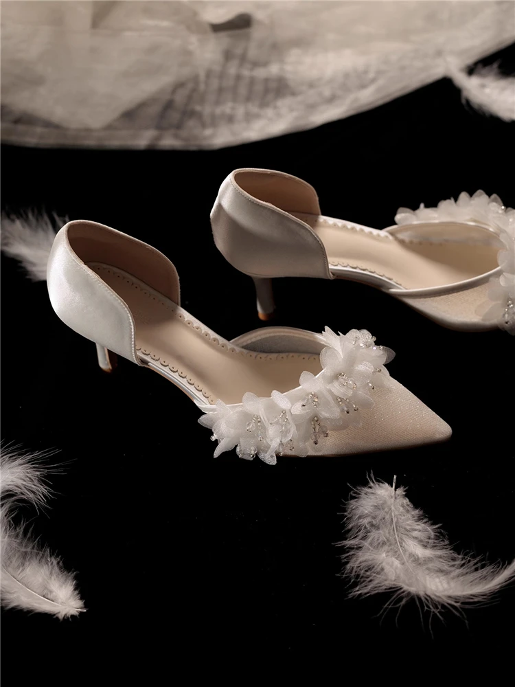 

Тонкие свадебные туфли на высоком каблуке, новые летние туфли на низком каблуке с острым носком и блестками, украшенные бисером и цветами, банкетные женские сандалии небольшого размера