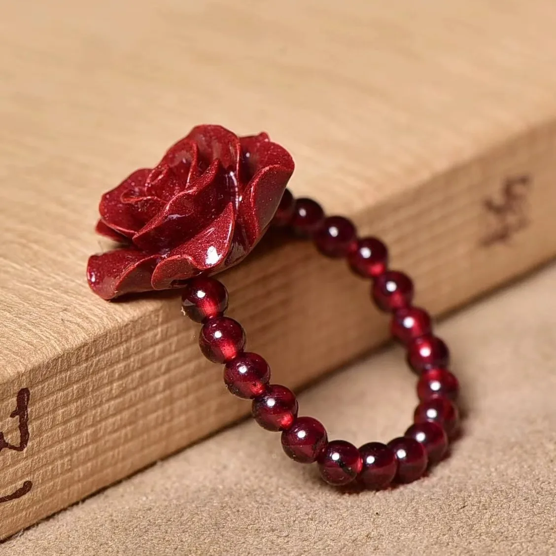 

Кольцо из киновари с гранатом, дизайн «Год рождения», эластичное кольцо