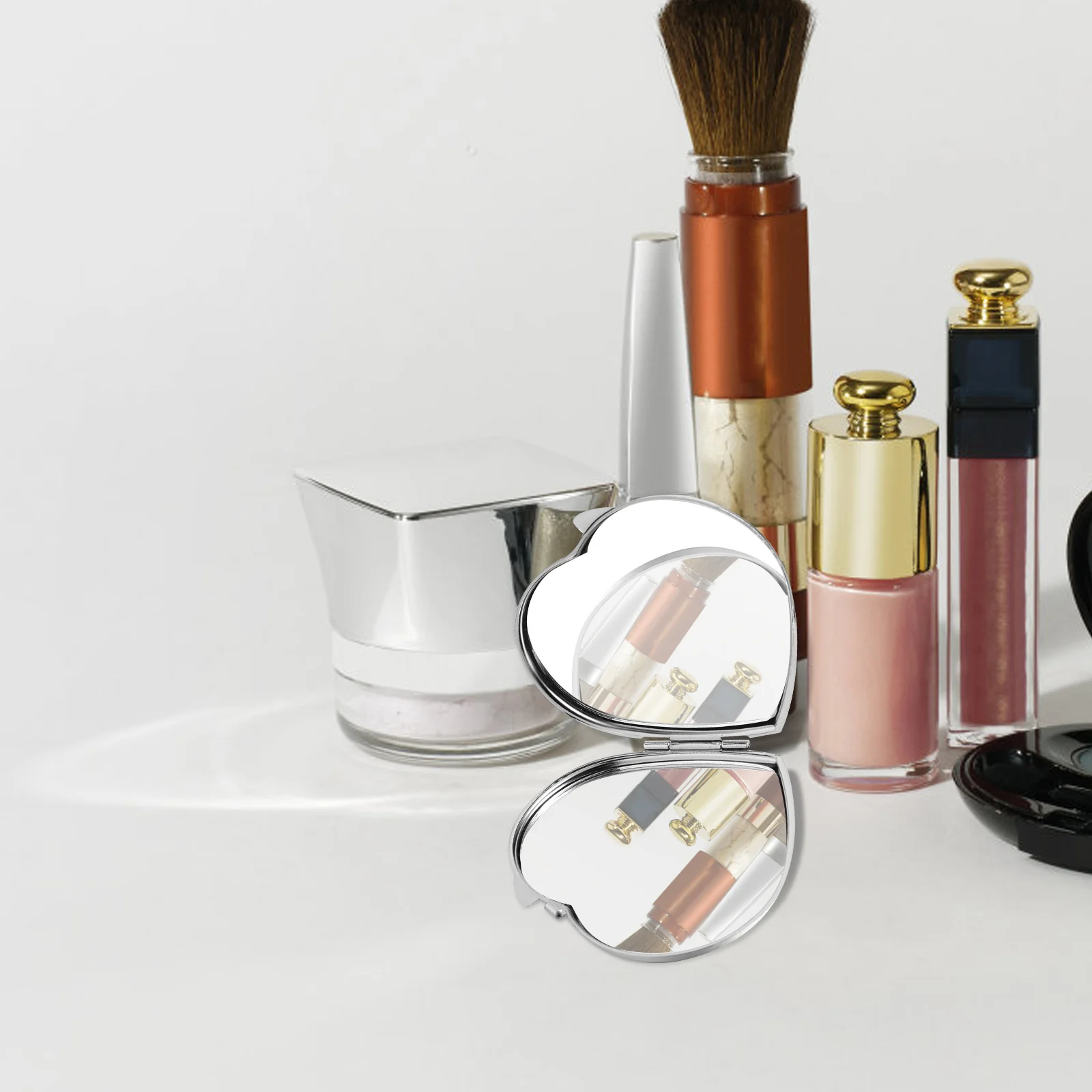 ミニハート型ポケットメイクアップミラー コンパクト 折りたたみ式 軽量 ポータブル トラベルハンドヘルドミラー 高解像度