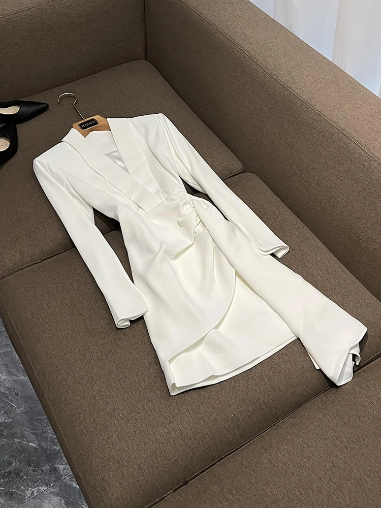 Suknia wieczorowa w kolorze białym z dekoltem w serek, wyszczuplająca sylwetkę, elegancka, długa, z rękawami, podkreślająca talię, w stylu francuskim.