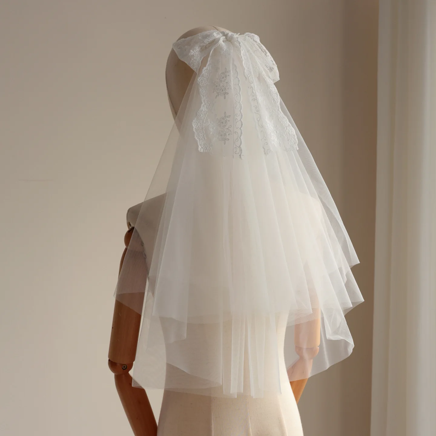 SLBRIDAL Zweilagiger Weißer Brautschleier mit Schleife und Perlen, Hochzeitsschleier mit Kamm, Brautkleid-Accessoire für Damen – Detail 4