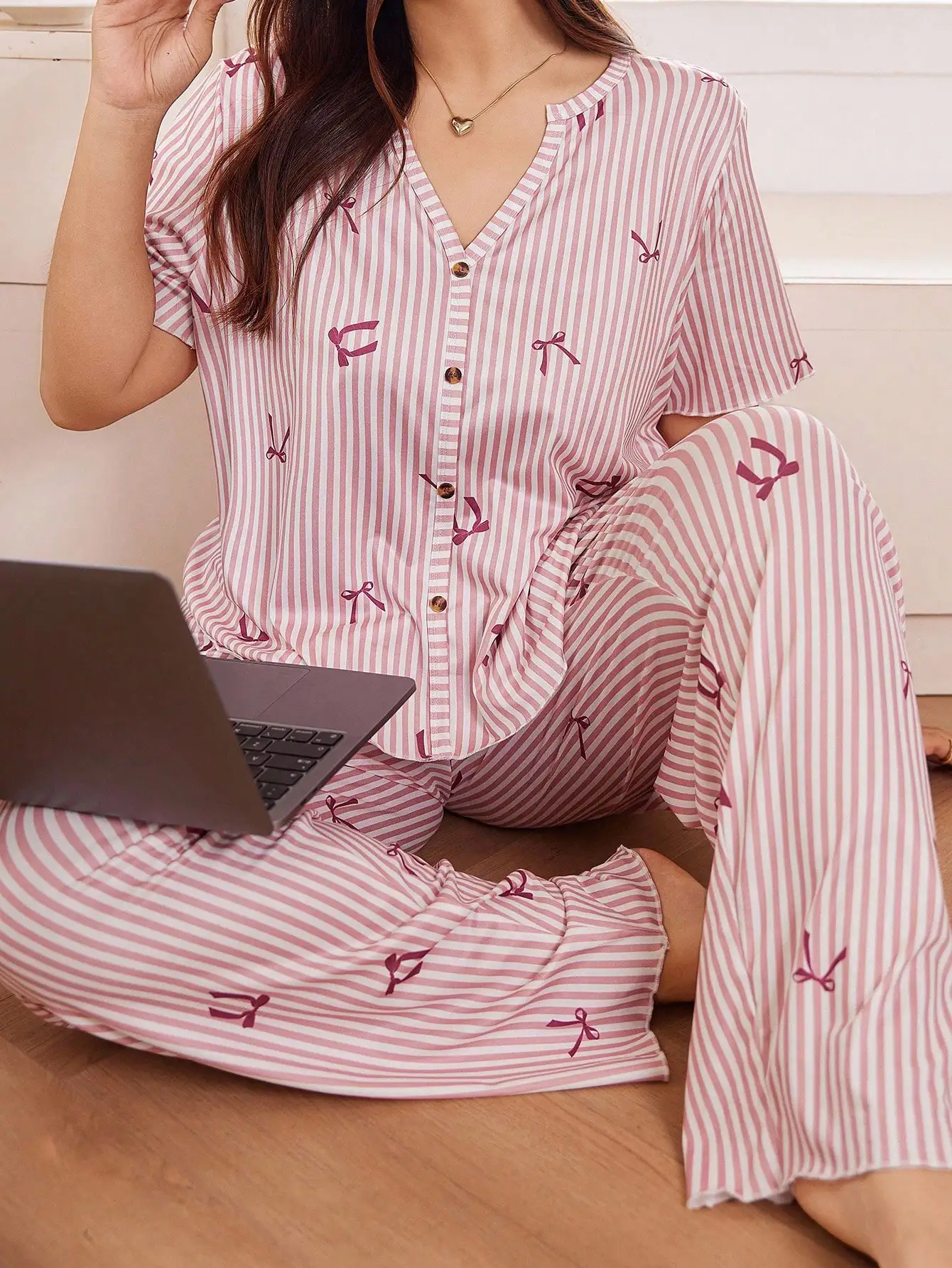 

Женский пижамный комплект на пуговицах с принтом в розовую и белую полоску, с короткими рукавами и широкими брюками