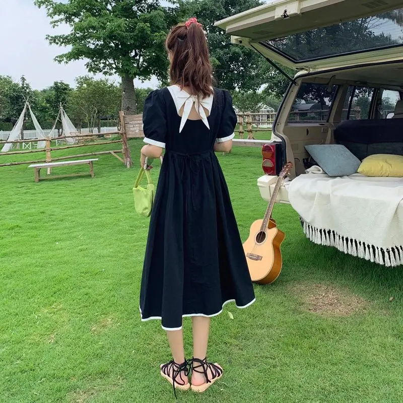 Sukienka z krótkim rękawem dla kobiet luźna 2025 letnia nowa koreańska wersja wyszczuplająca talię kwadratowy kołnierzyk kokarda studencka spódnica średniej długości