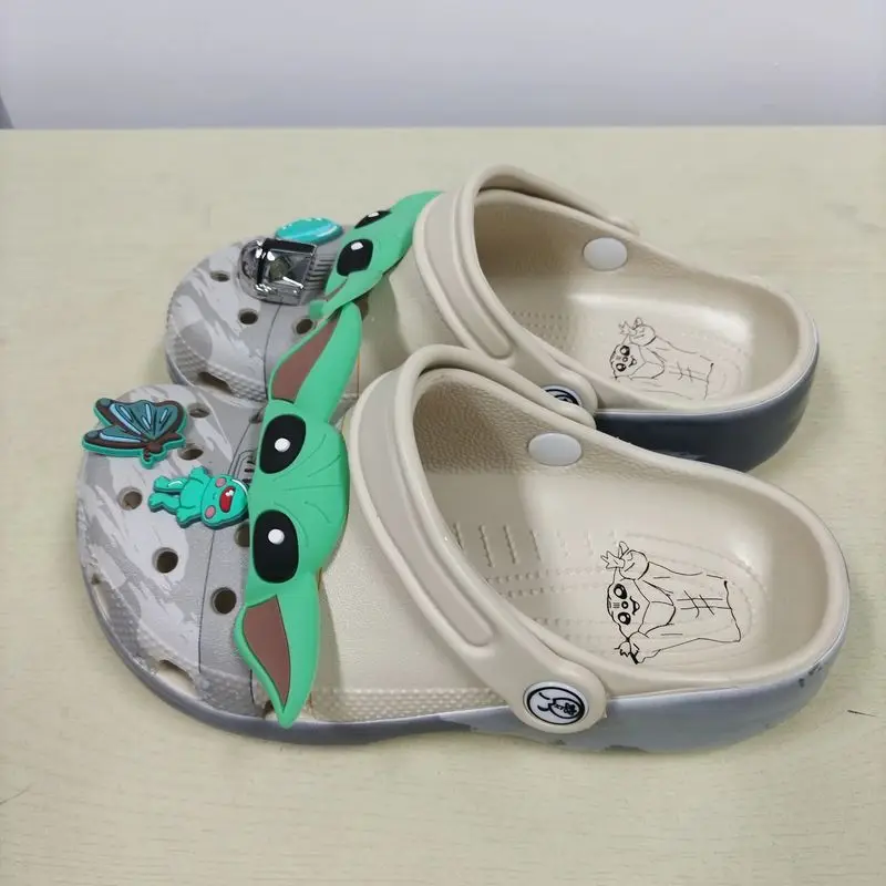 صنادل Yoda Baby Hole Kawaii Eva Anime متوفرة في المخزون شباشب صيفية للبالغين والأطفال هدية أحذية الشاطئ المنزلية