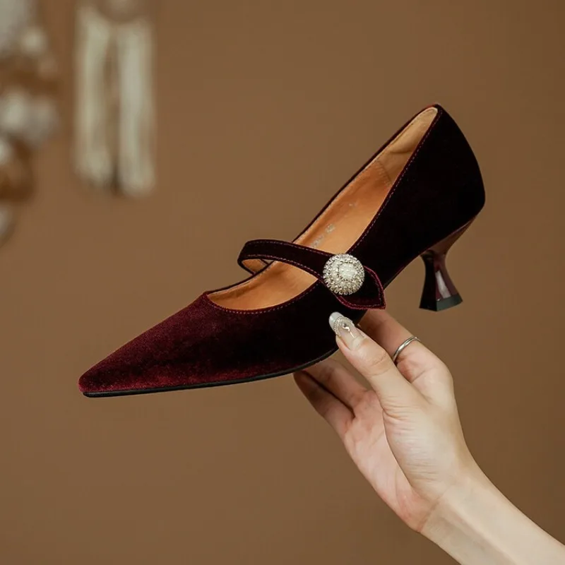 Scarpe Mary Jane a punta rosso vino Scarpe da donna vintage con una fibbia a spillo e punta a punta Scarpe singole Décolleté in velluto
