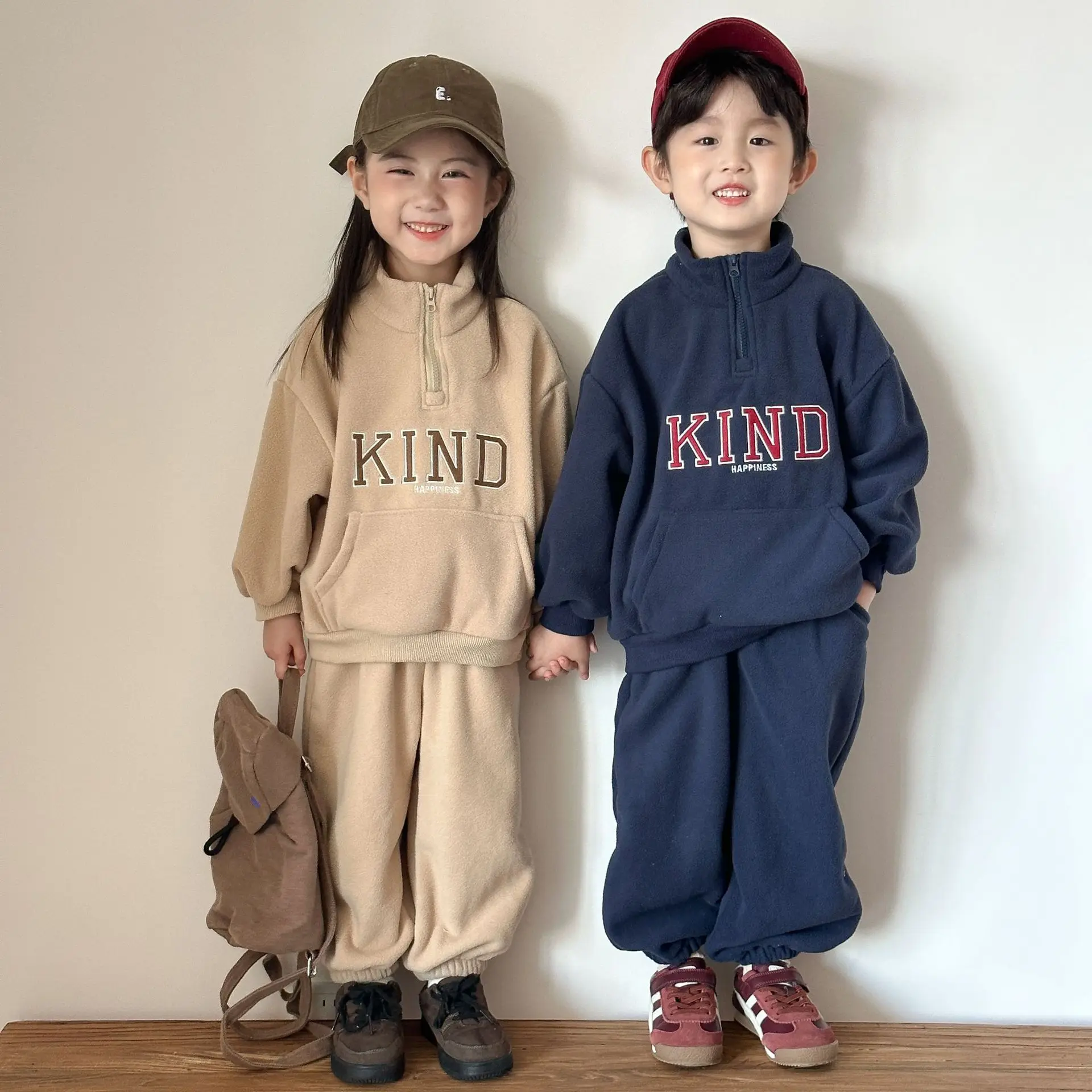 

2025 зимний новый детский бархатный комплект плотной одежды для мальчиков и девочек, флисовый свитшот с надписью + брюки, костюм из 2 предметов, детская спортивная одежда