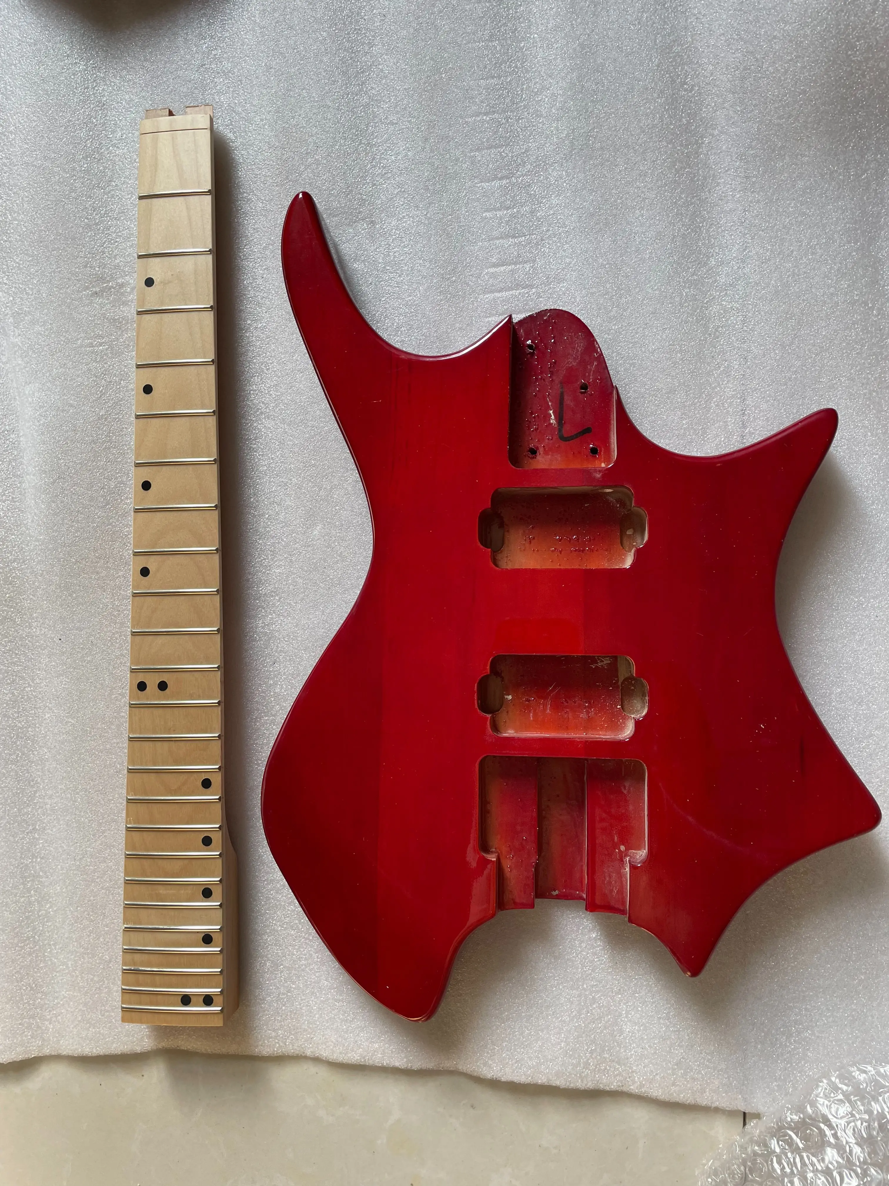 

A Set of 24-Fret Headless Electric Guitar Gloss Finished Basswood Body Headless Electric Guitar Matte Maple Neck