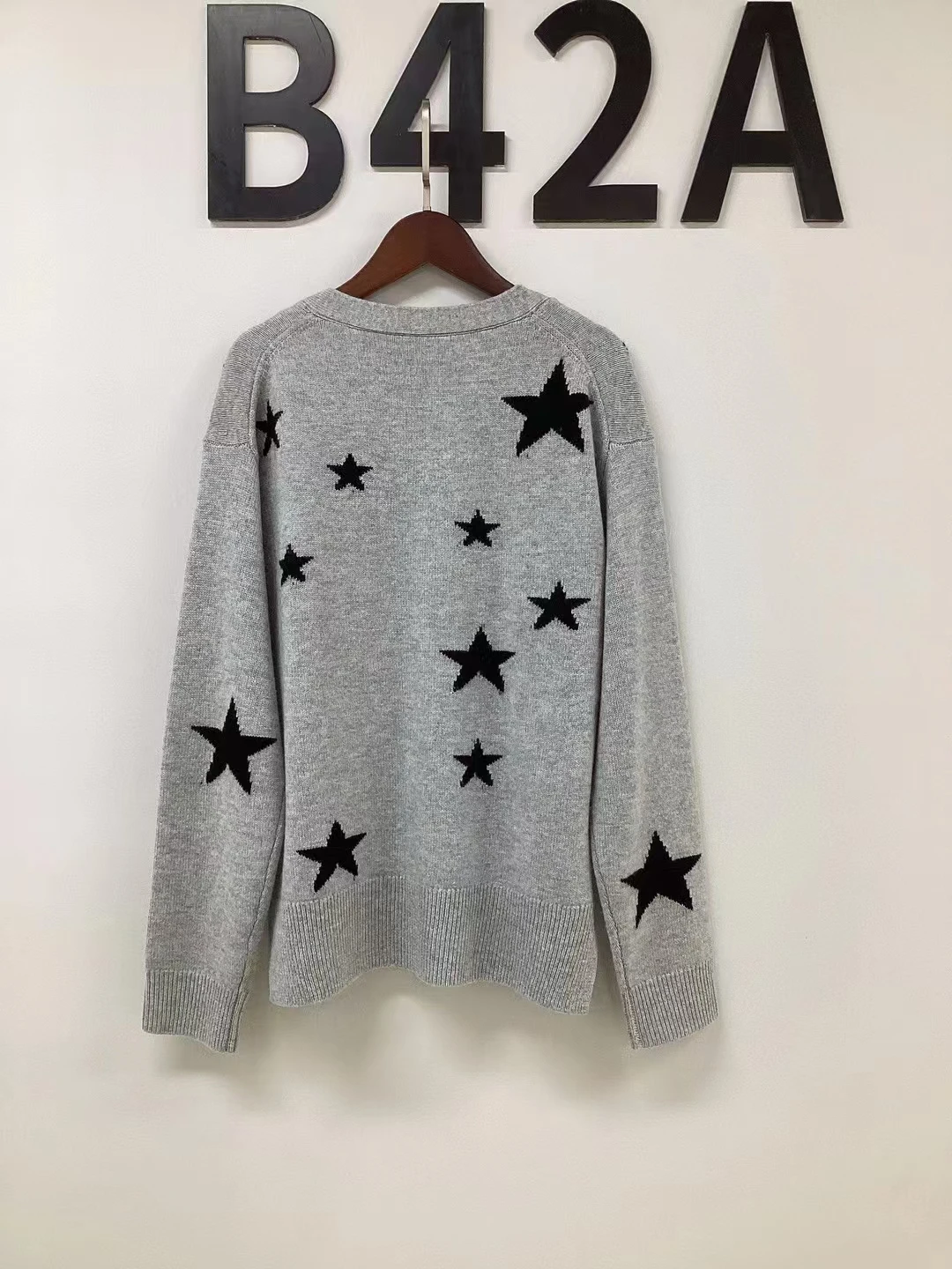 2024 new V-neck five pointed star pattern temperament commuting cardigan sweater