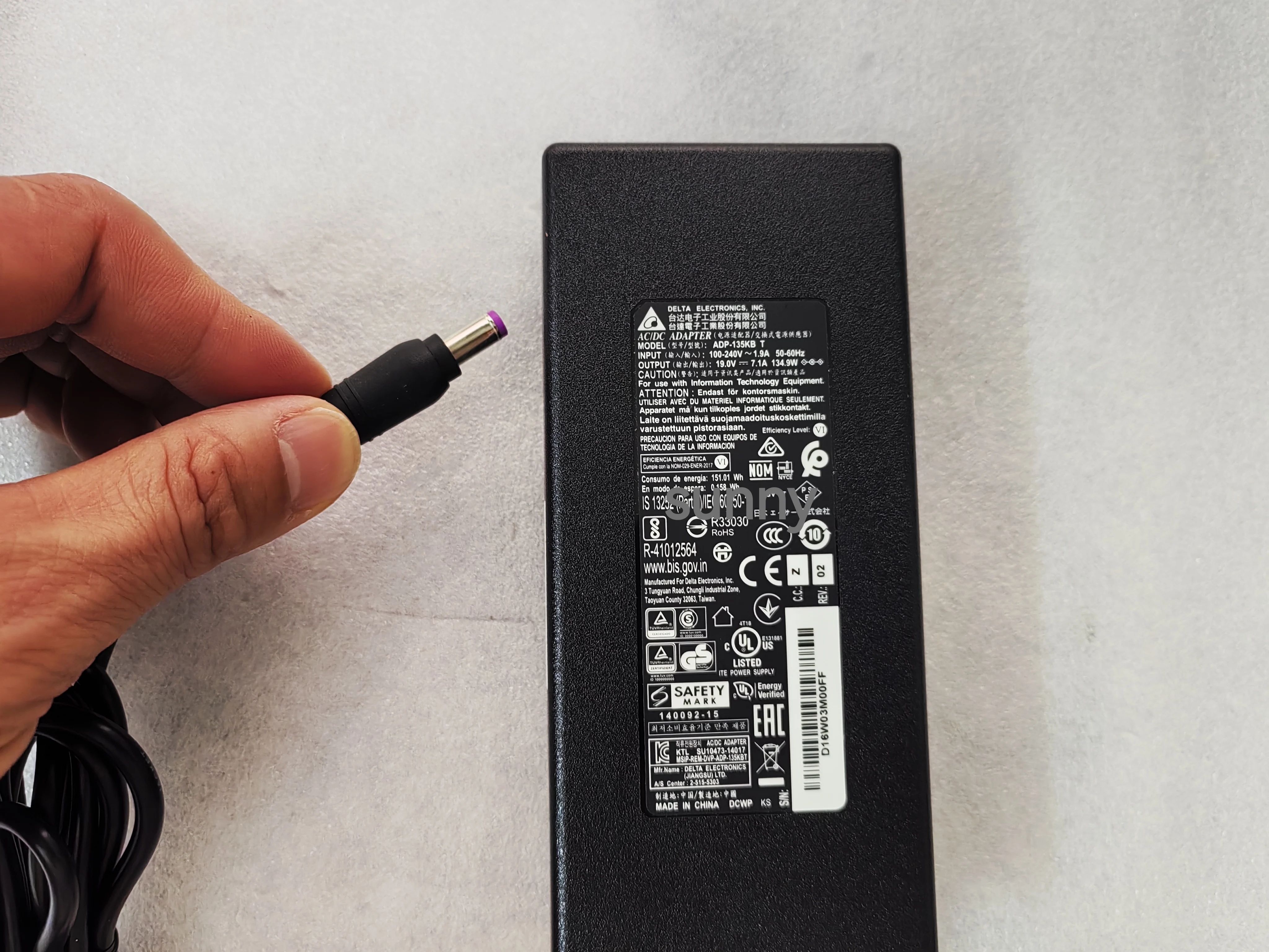 Nuevo OEM Delta 19,0 V 7.1A 135W ADP-135KB T ADP-135NB B para Acer Nitro 7 AN715-51-752B portátil para juegos adaptador de CA Puryuan Original