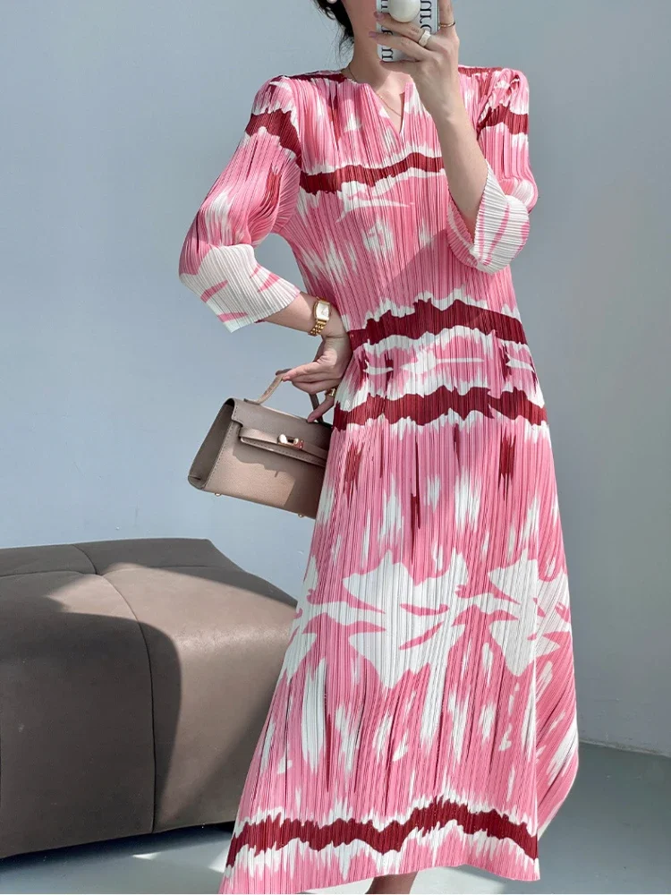 Miyake Pleated Abstract Painting Painting Reviewing Dresses for Women V- Collar Short Sleeve Elegant Long Robe Party Dresses