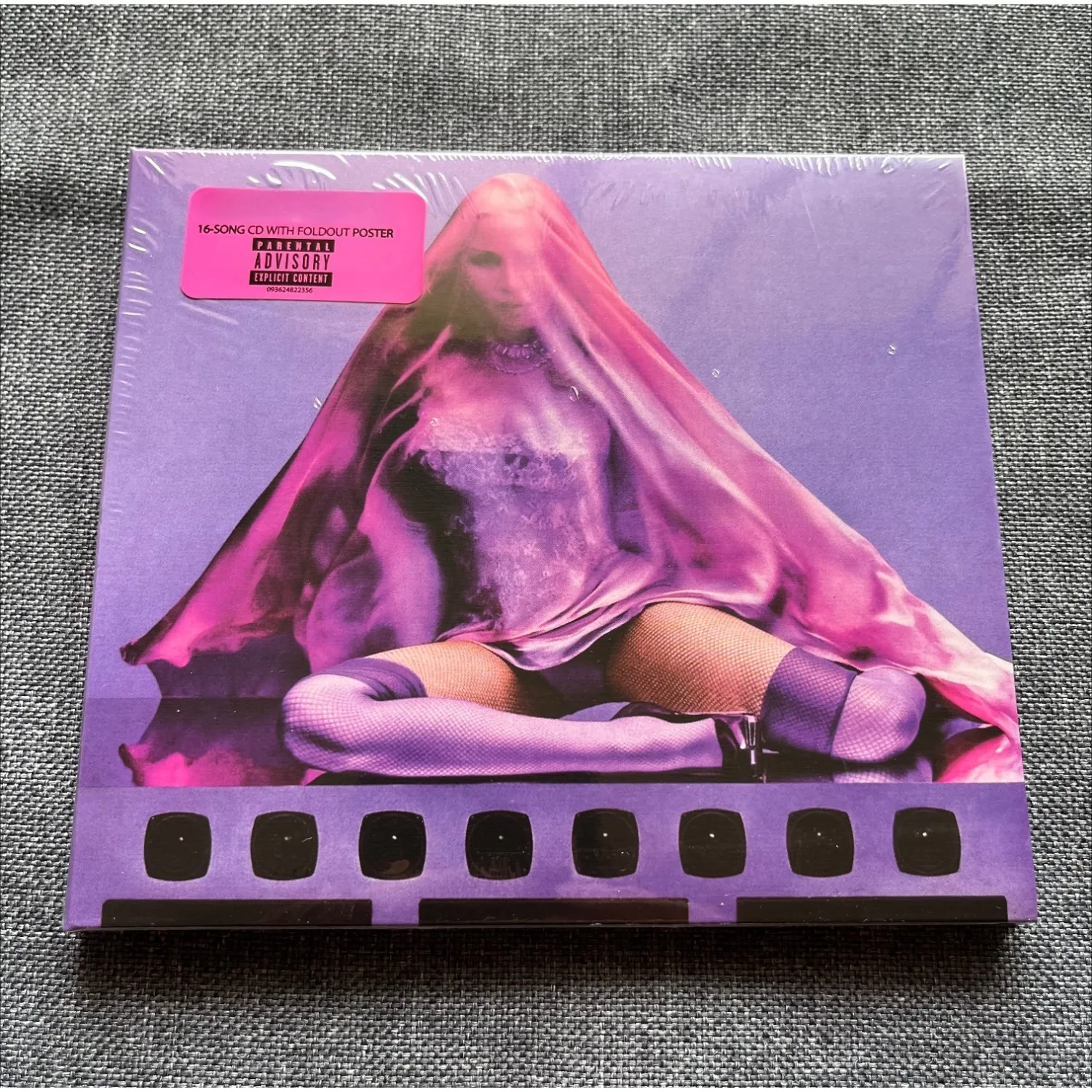 CD de audio vocal de alta calidad con canciones de pop y música de baile, diseño de portada con un retrato enmarcado en un estilo de película antigua de color púrpura, disco de música pop para audiófilos.