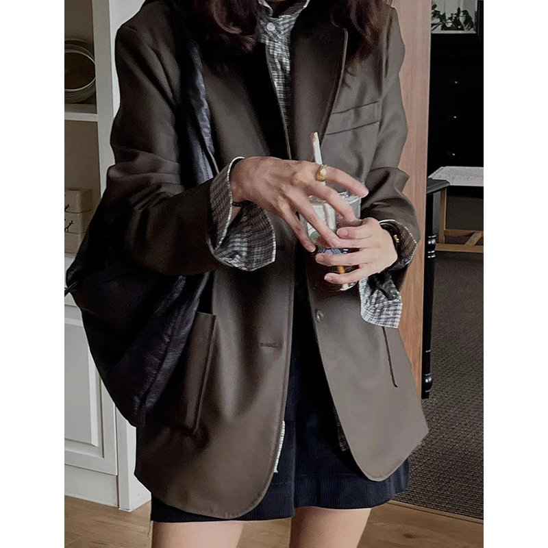 Schicker Herbst-Winter-Oberteil aus PU-Leder für Damen, lockere Passform, langer Sve-Anzugkragenmantel mit großen Ketten, trendige Oberbekleidung