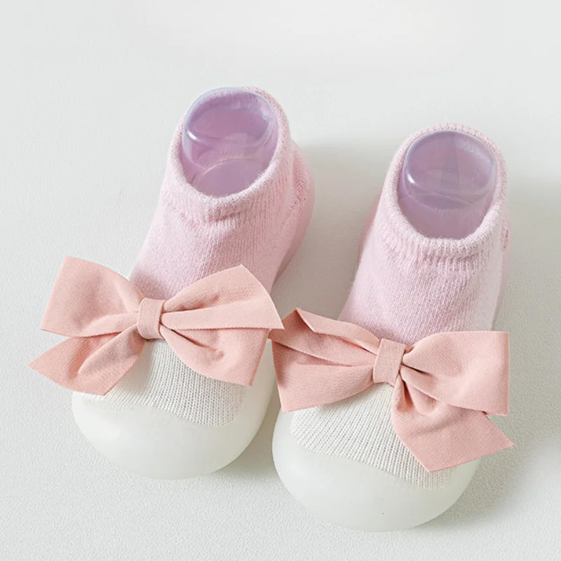 Zapatos con patrón de bordado de lazo para niña recién nacida, calcetín de suelo antideslizante, suela de goma suave, zapatillas de cuna para niño pequeño