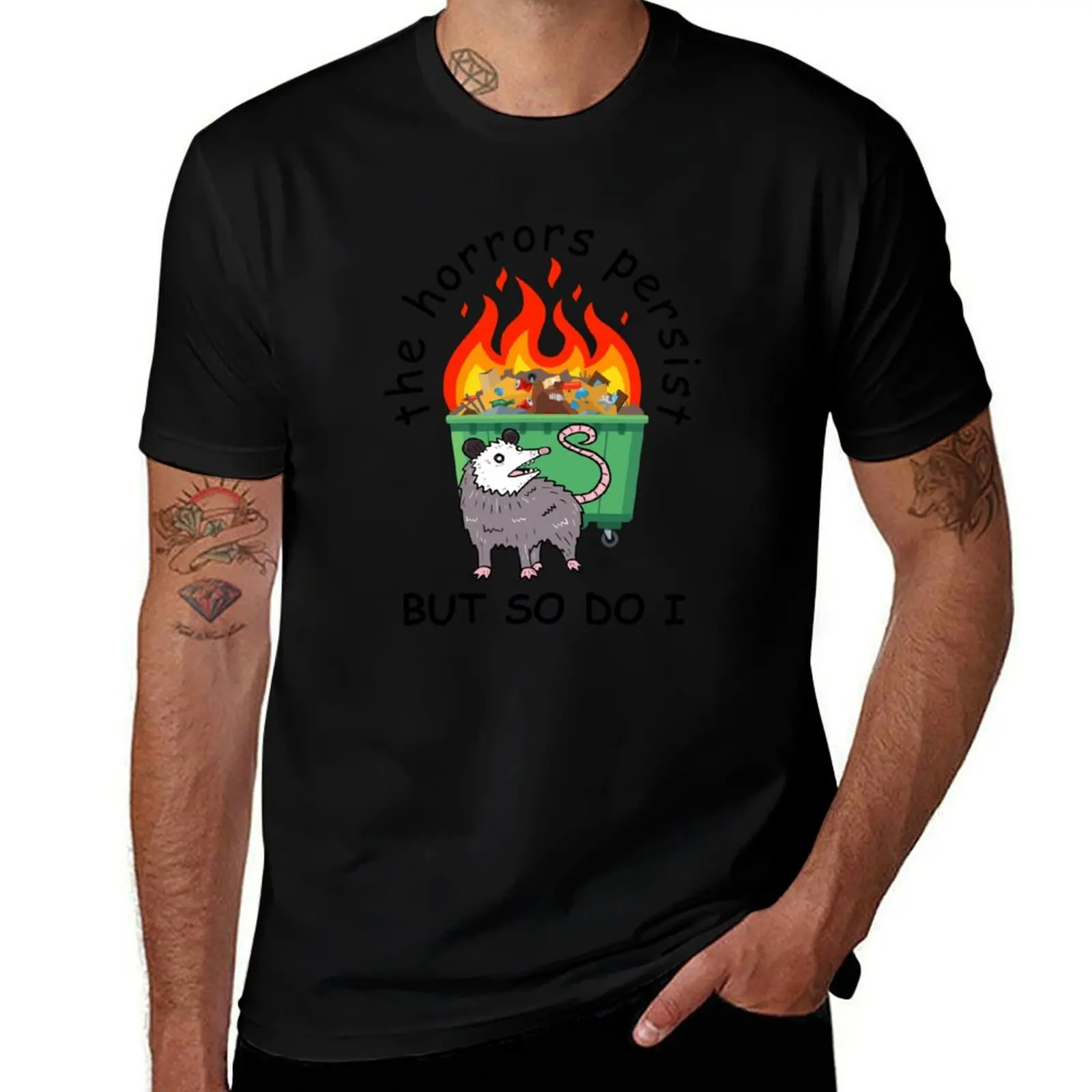 T-shirt décontracté avec impression originale « Opossum persistant devant une poubelle en flamme »