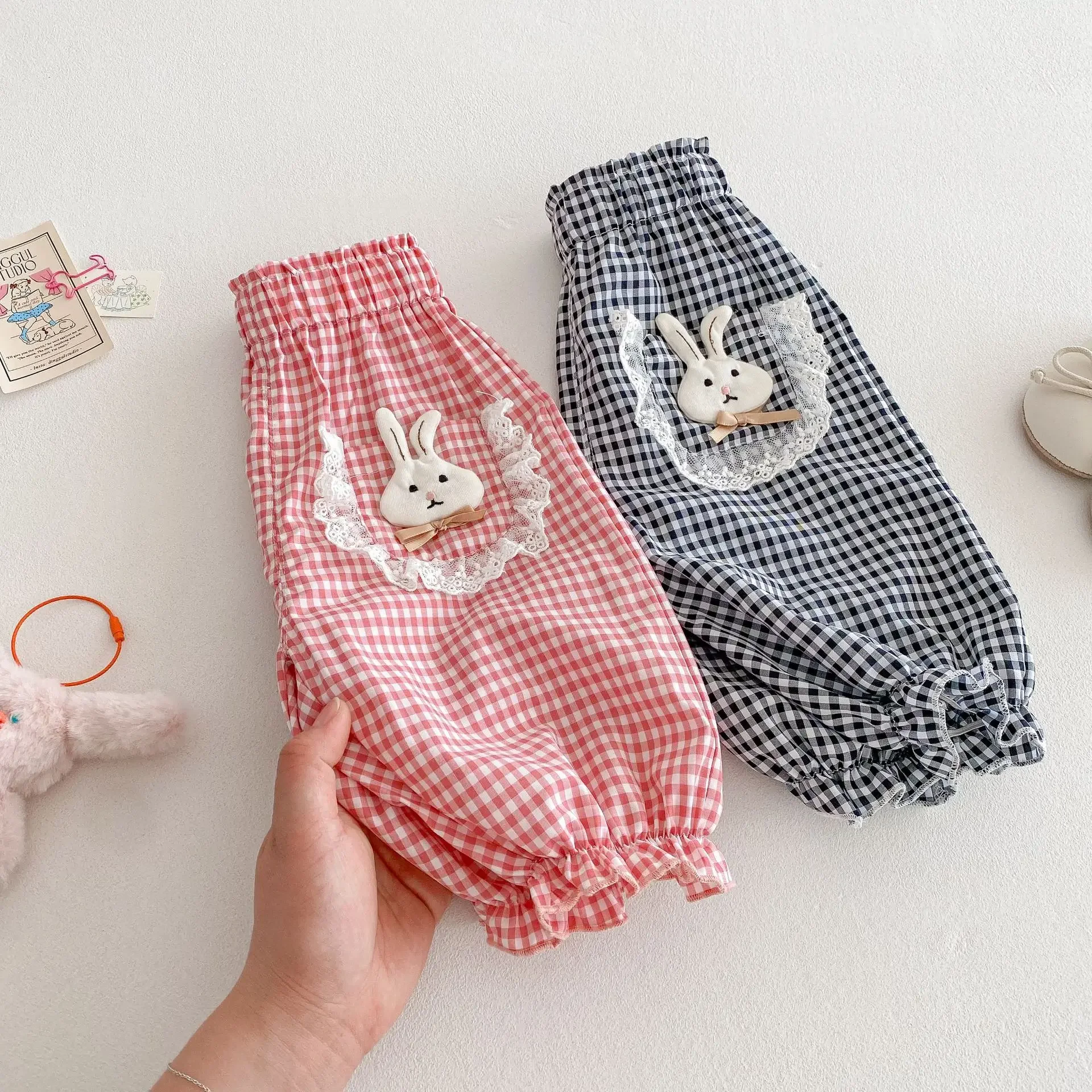 Dziewczęce spodnie z kontrolą komarów małego królika 2025 nowe letnie dziecięce stylowe spodnie na co dzień dziecięce spodnie z kreskówek edycja koreańska