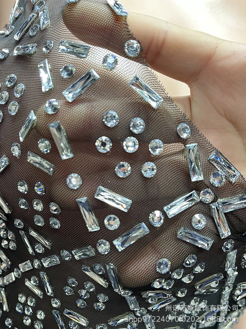 Sexy laag uitgesneden glanzende strass temperament hoogtransparante jurk jaarlijkse bijeenkomst waardige sfeer gastheer jurk model catwalk