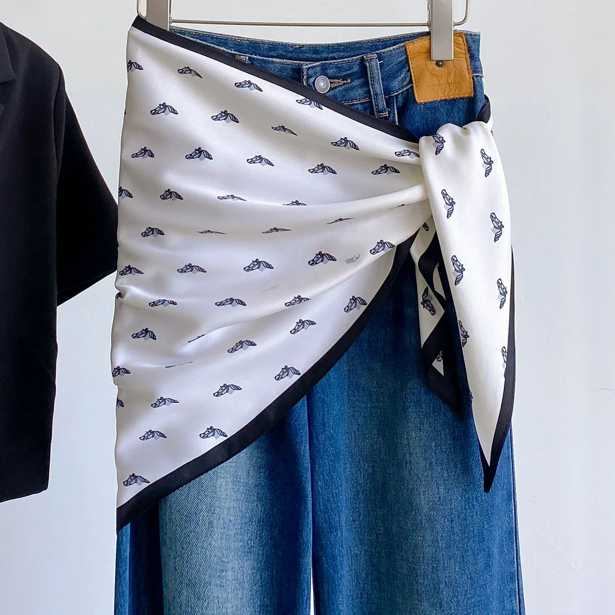 Women All Match Decorative Triangle Wrap New Satin Fabric Minimal Butterfly Print Lightweight Bandana Casual Outdoor Fashion