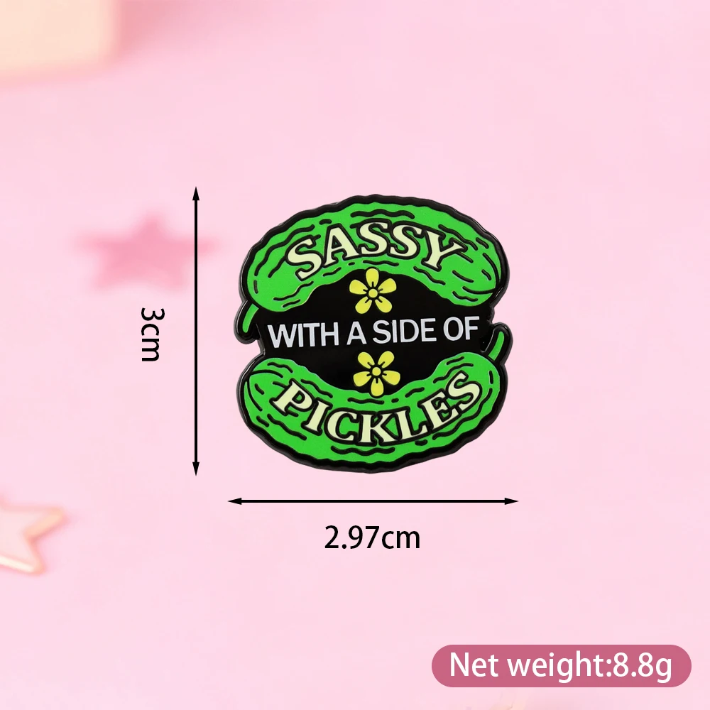 Lustige, freche Emaille-Brosche mit einer Portion Gurken, niedliche grüne Gurkenform-Anstecknadel, humorvolles Accessoire mit Lebensmittelmotiv, Geschenk. – Detail 7