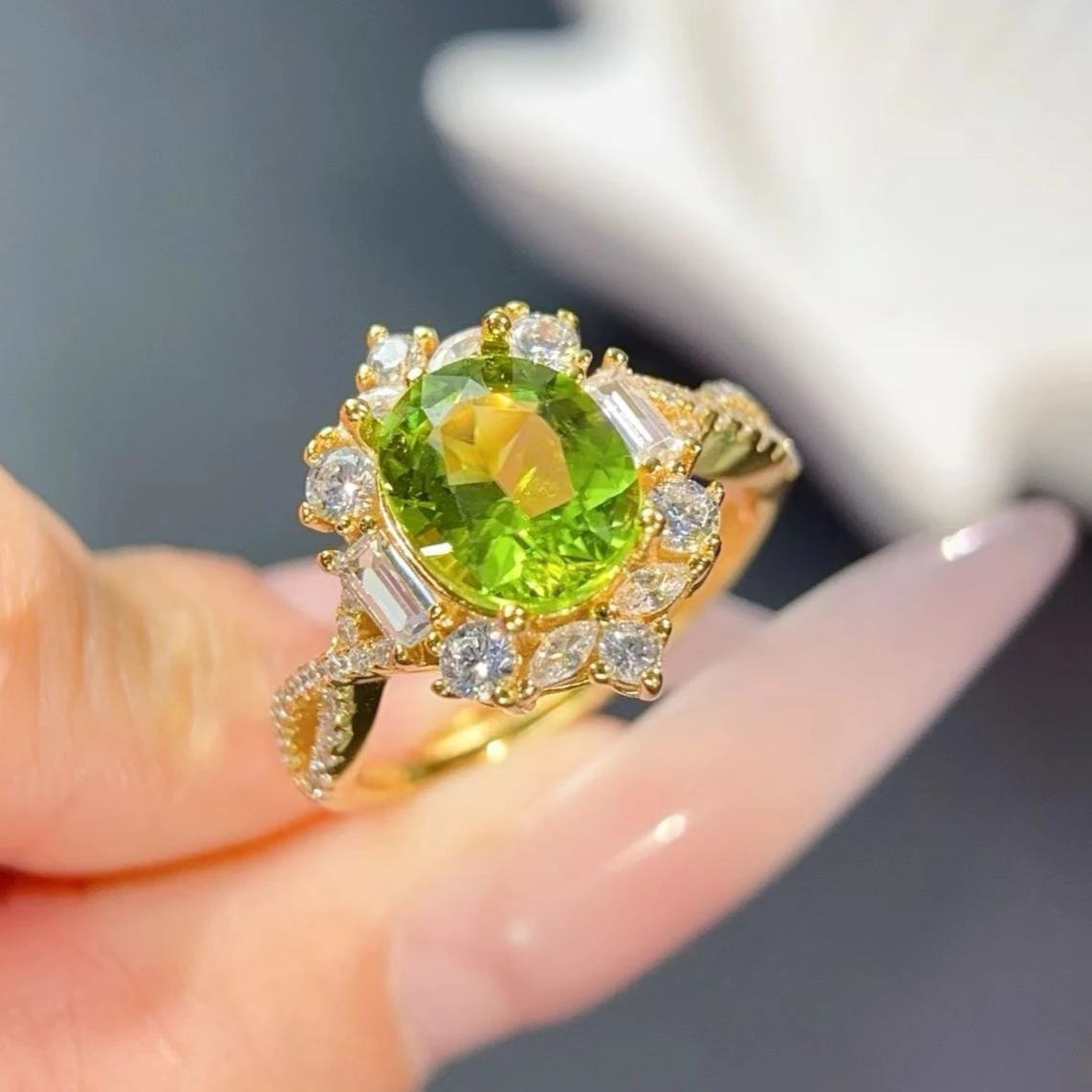 Anillo de Plata 925 Chapado en Oro con Peridoto Natural y Certificado, Piedra Ovalada Verde con Halo de Circonitas, Joyería Fina Elegante para Mujer, Regalo