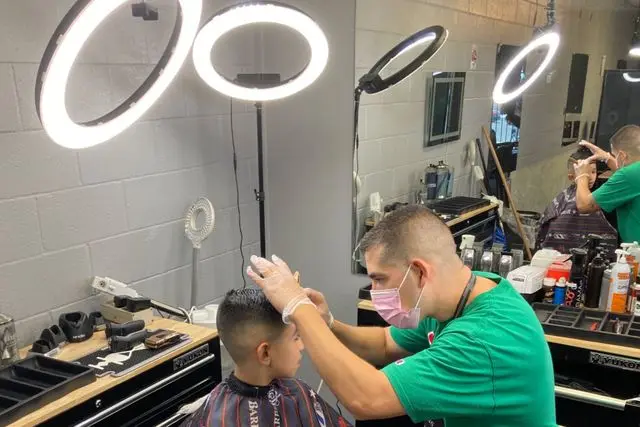 مصباح حلقي مثبت على الحائط مقاس 18 بوصة من Inlightray للتصوير الفوتوغرافي في استوديو صالون الحلاقة مع حامل هاتف عن بعد #4