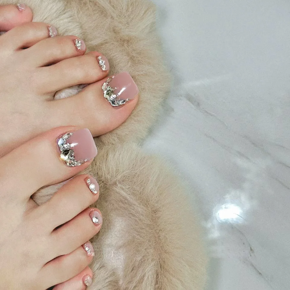 

24pcs Summer False Toenails Glitter Rhinestone Design Sweet Pink Fake nail Patch Wearable Detachable Aurora Press on Toenails