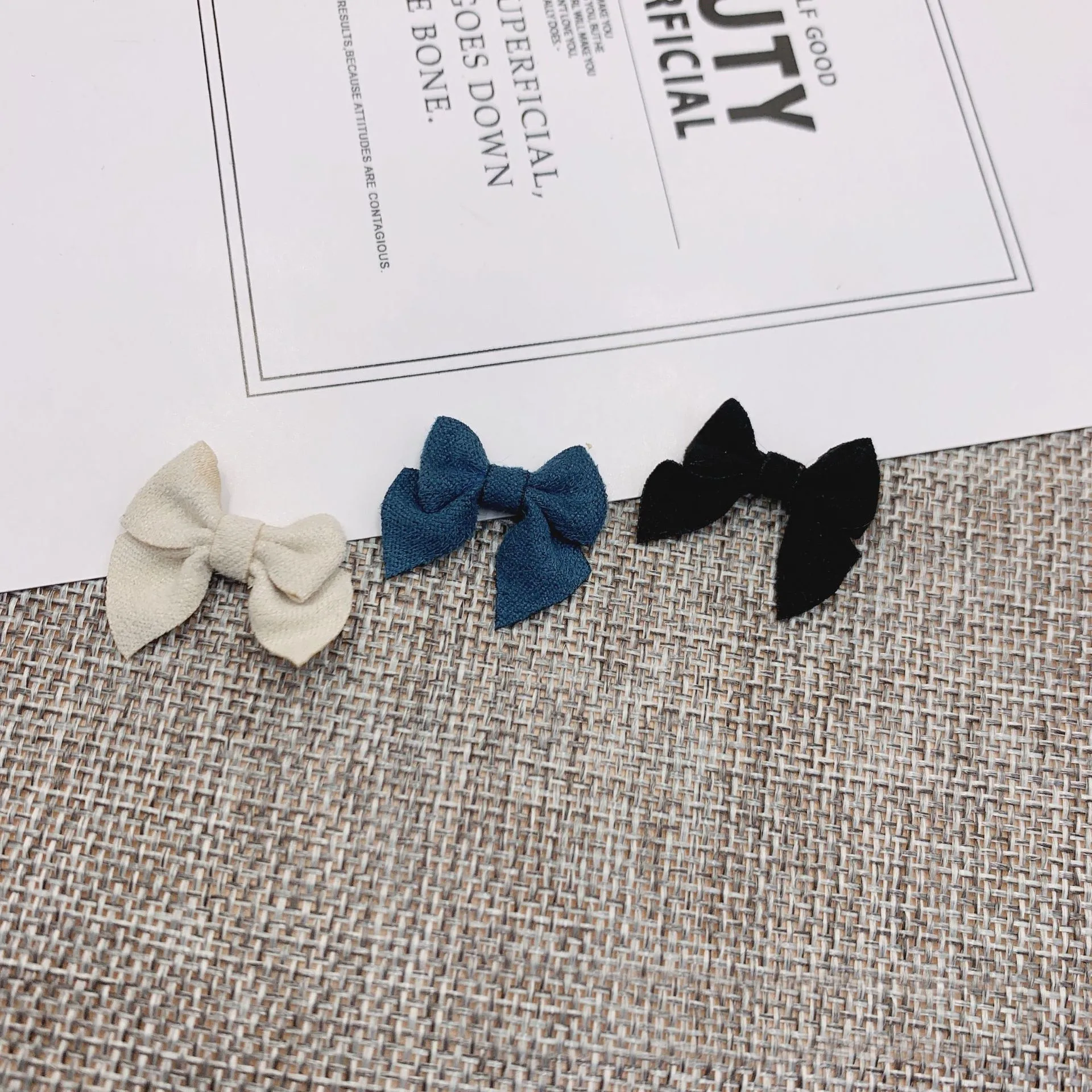 25Pcs 2,5 cm Mini Bunte Stoff Bogen Satin Band Bowknot Für DIY Mädchen Haarnadeln Kleid Verschönerung Handwerk Bekleidung Zubehör