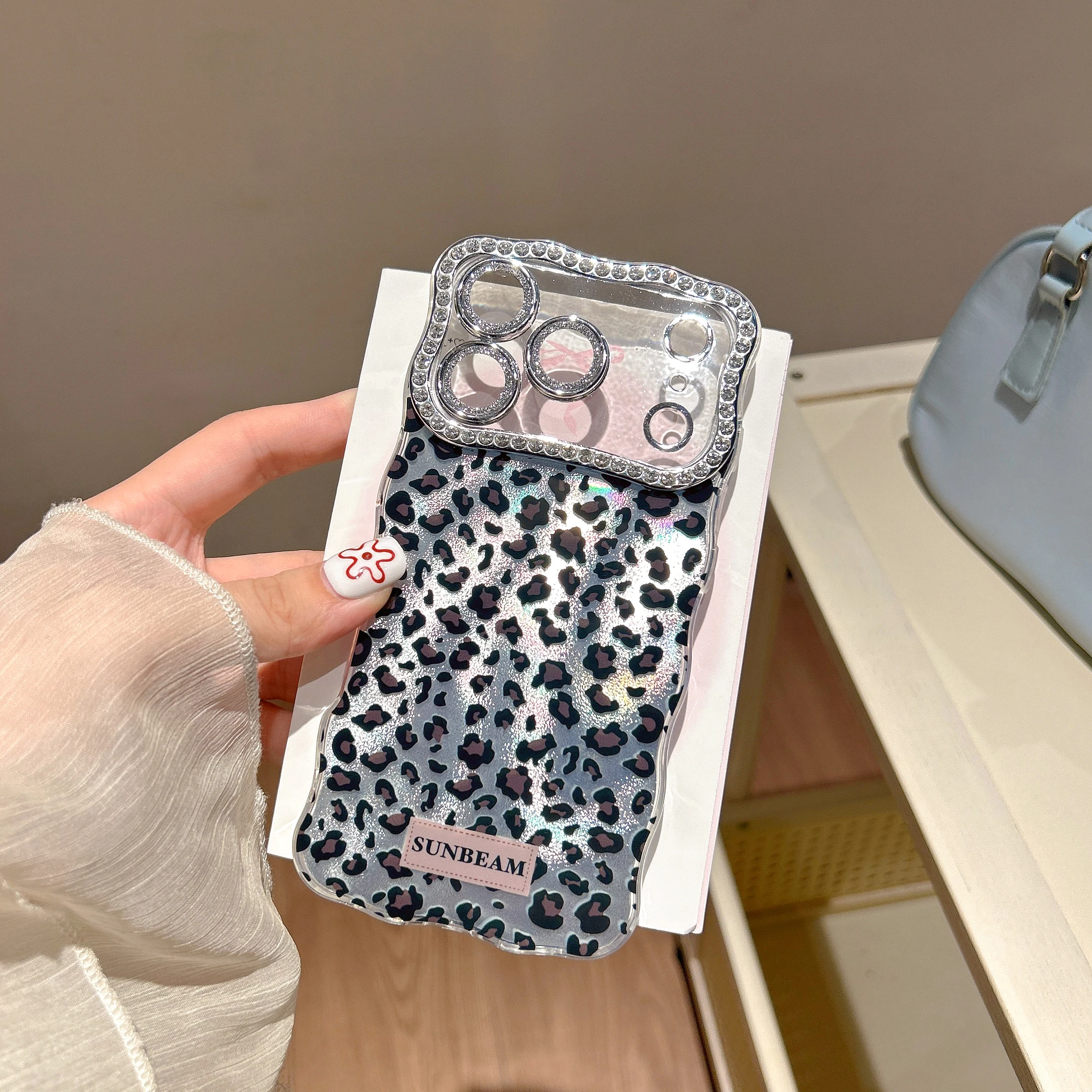 براقة ليوبارد طباعة حجر الراين إطار الكاميرا سباركلي شيك قضية الهاتف آيفون 17 16 15 14 13 برو ماكس عودة غطاء الهاتف كابا